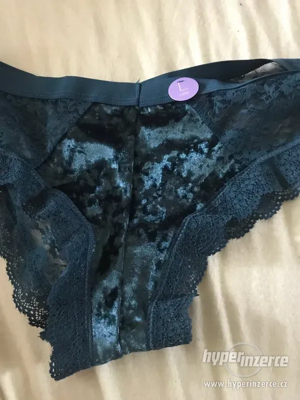 Obnošené mokré kalhotky s orgasmem - foto 9