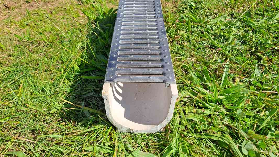 Odvodňovací žlab SELF LINE 100/110 s litinovým roštem - foto 3