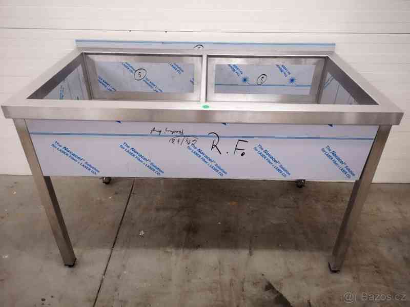 Nerezová výroba stoly dřezy digestoře vozíky skříňky regály
