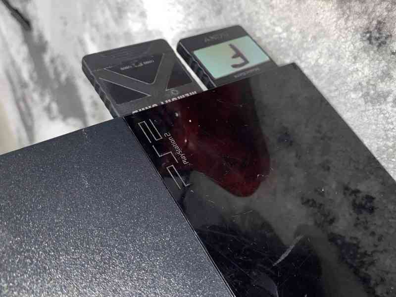 PlayStation 2 Slim + ovládače, mikrofóny, HDMI adaptér  - foto 2