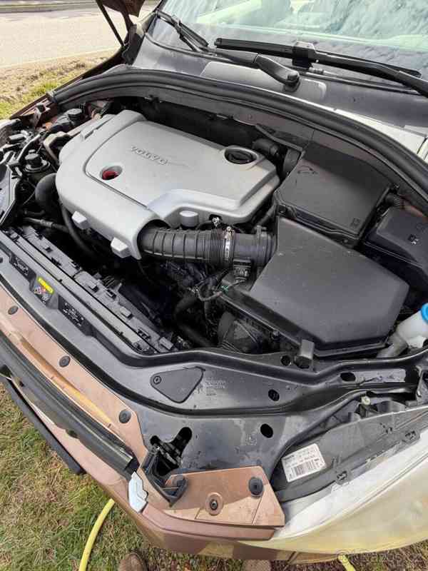 Volvo XC60 2,4   AWD, 120 kW, manuál, kůže, taž - foto 12