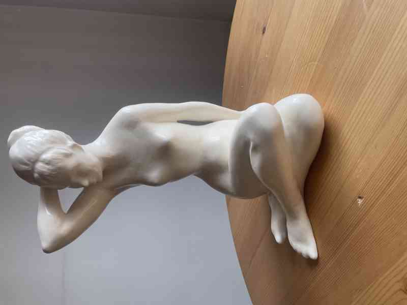 Porcelánová socha ženy – elegantní dekorace
