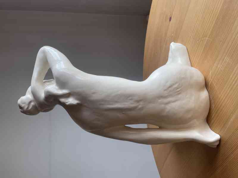 Porcelánová socha ženy – elegantní dekorace - foto 2