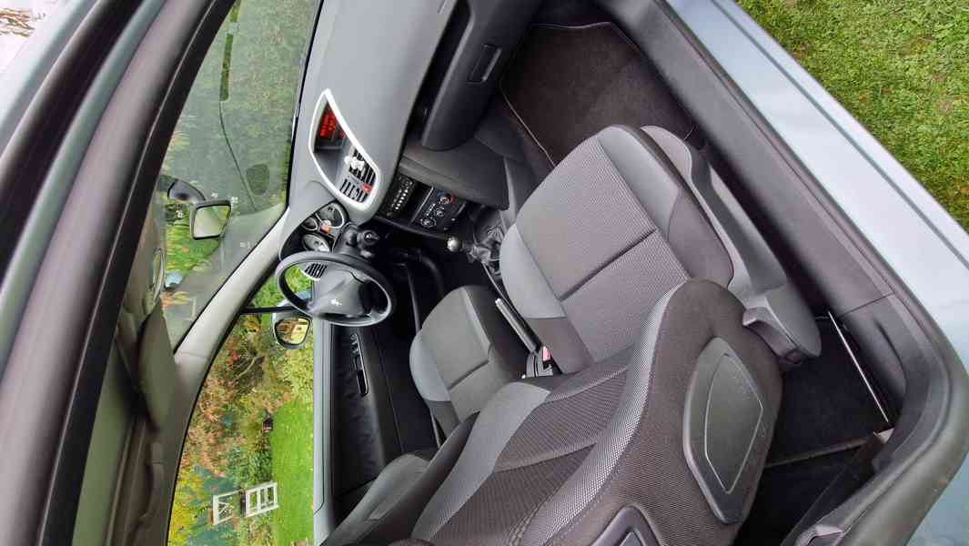 Peugeot 207,1.4,70 kW,panoram.střecha,serv.knížka,122 tis.km - foto 6
