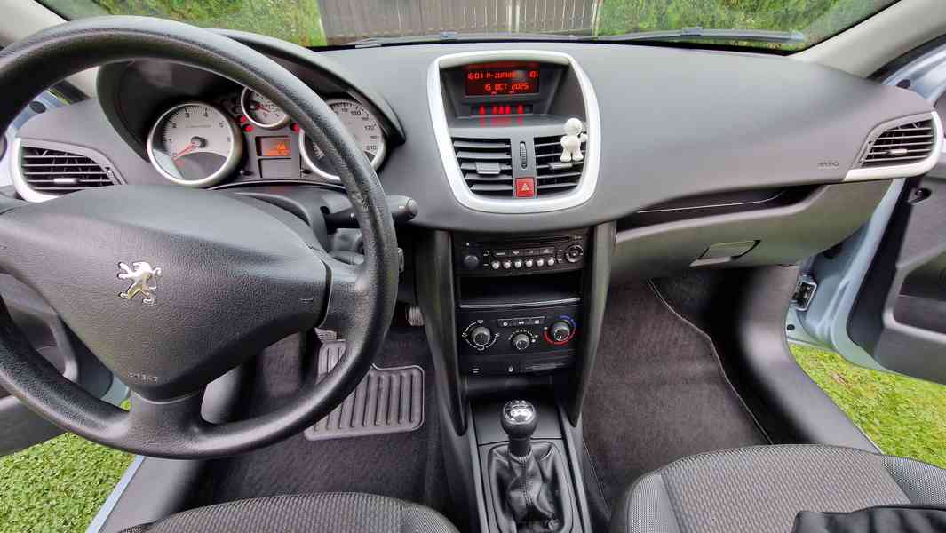 Peugeot 207,1.4,70 kW,panoram.střecha,serv.knížka,122 tis.km - foto 4