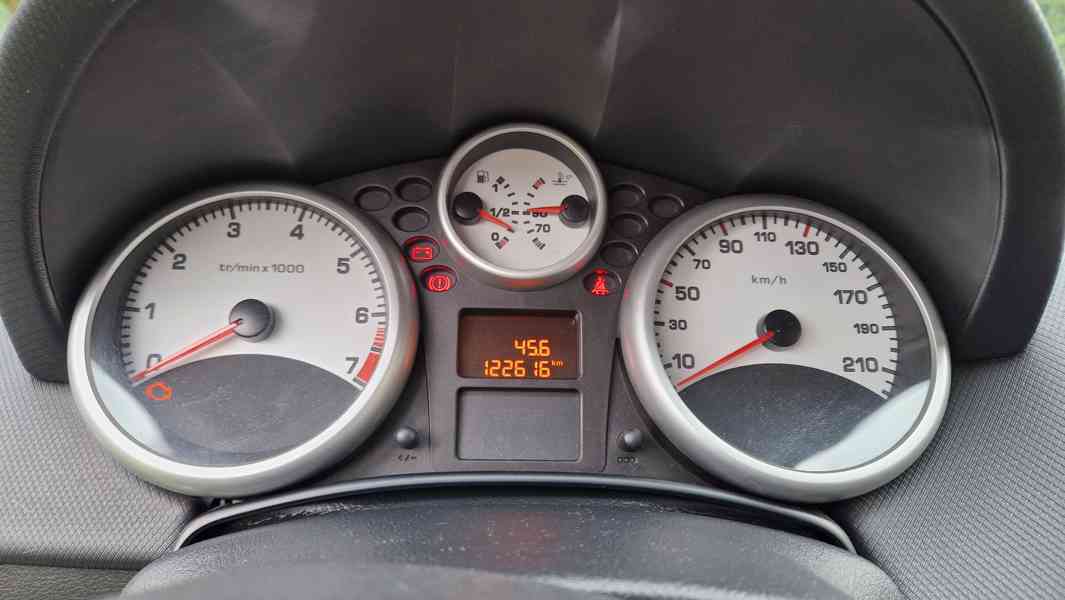 Peugeot 207,1.4,70 kW,panoram.střecha,serv.knížka,122 tis.km - foto 5
