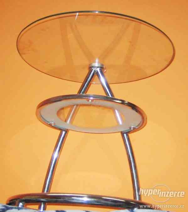 Prosklený chromovaný stolek - foto 1