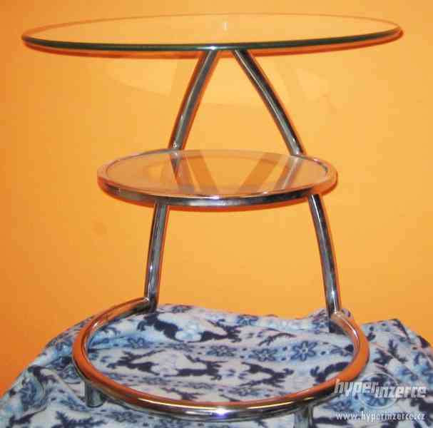 Prosklený chromovaný stolek - foto 3