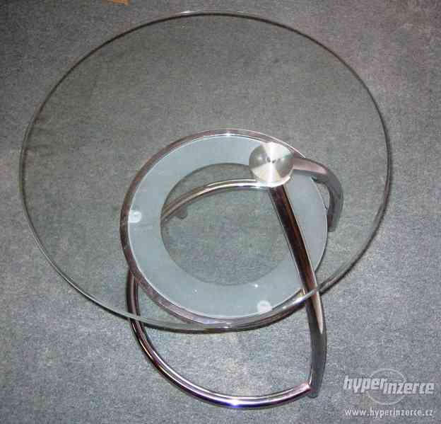 Prosklený chromovaný stolek - foto 4