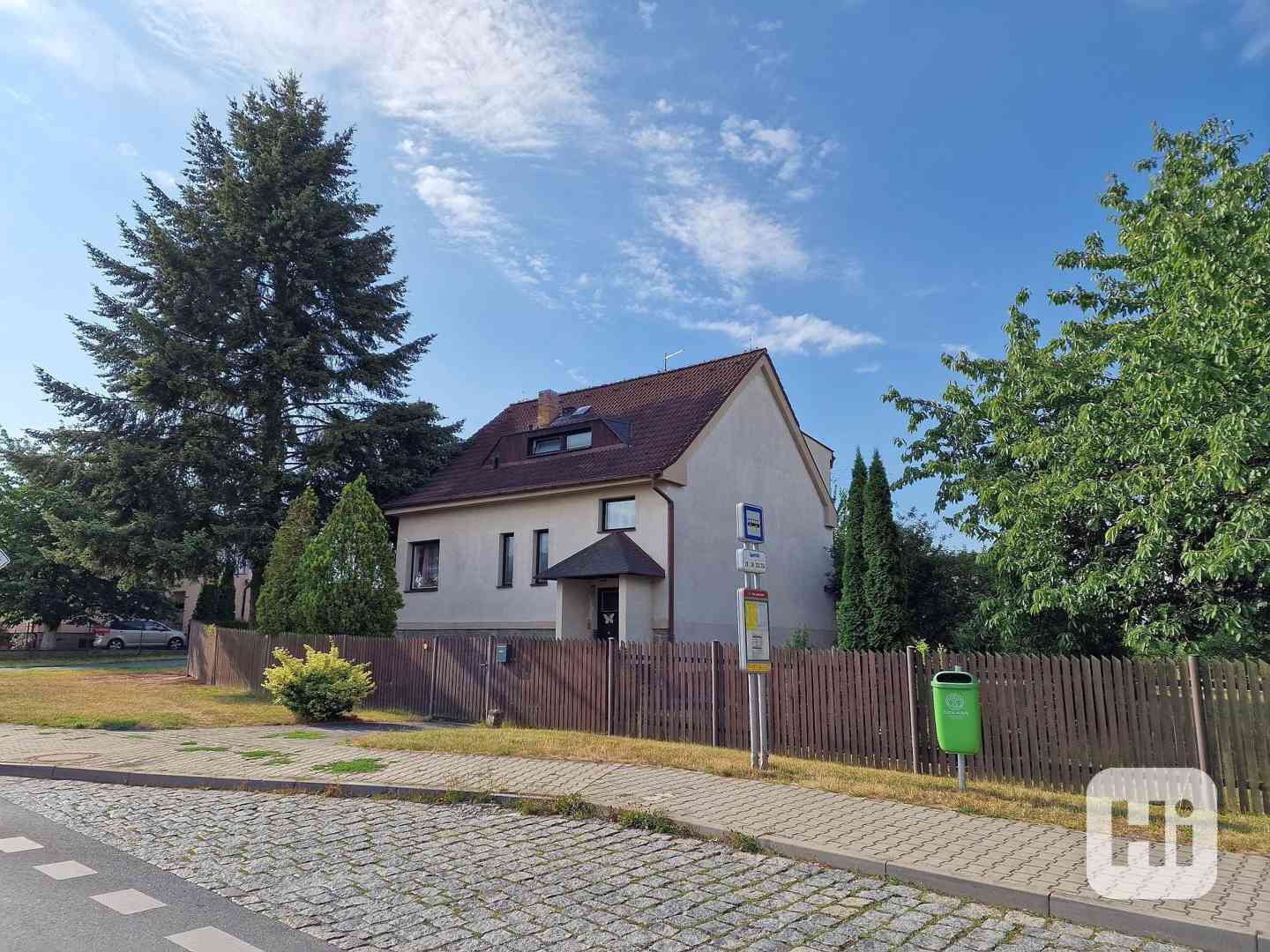 Samostatně stojící rodinný dům s bazénem a velkou zahradou v Plzni Újezdě - foto 1