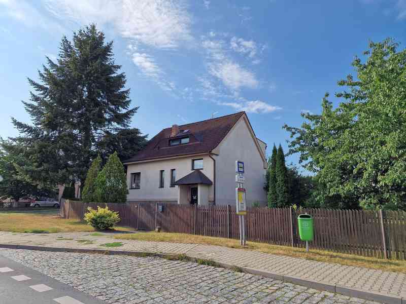 Samostatně stojící rodinný dům s bazénem a velkou zahradou v Plzni Újezdě - foto 1