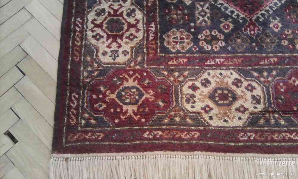 Ručně vázaný vlněný koberec. - foto 2