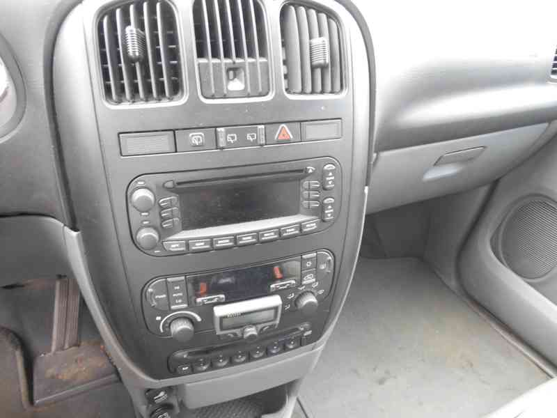 Chrysler Voyager 2,4i 16V LPG Manuál EU 2006 - foto 16