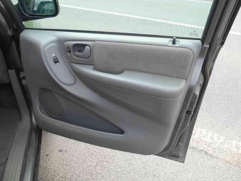Chrysler Voyager 2,4i 16V LPG Manuál EU 2006 - foto 11
