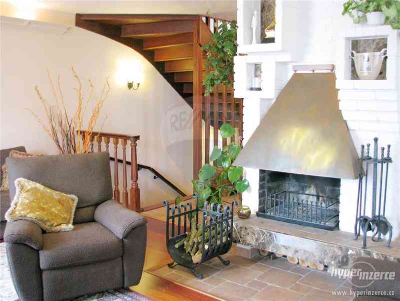 Krásný dům na kopci s výhledem na Prahu, kousek od Hřebenek - foto 1