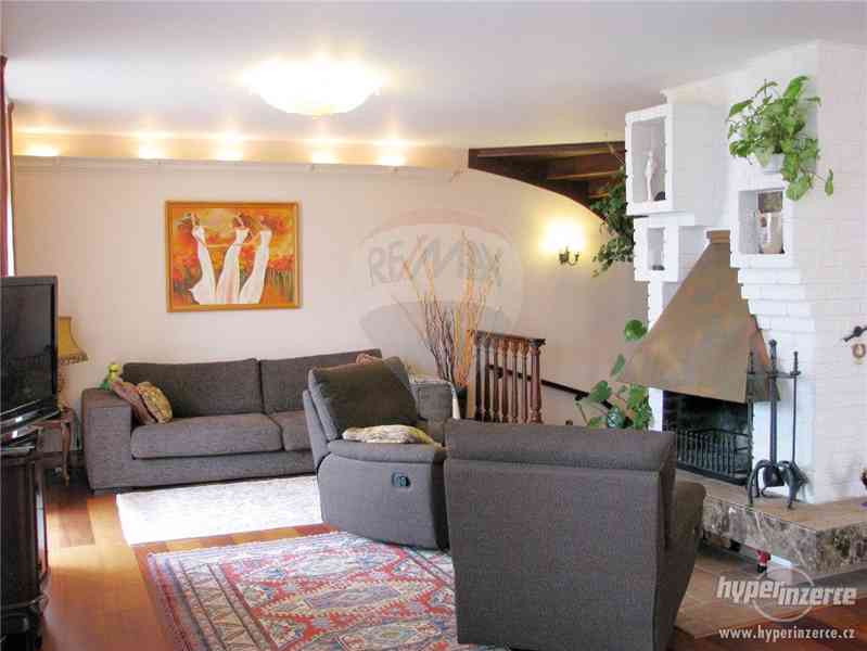 Krásný dům na kopci s výhledem na Prahu, kousek od Hřebenek - foto 3