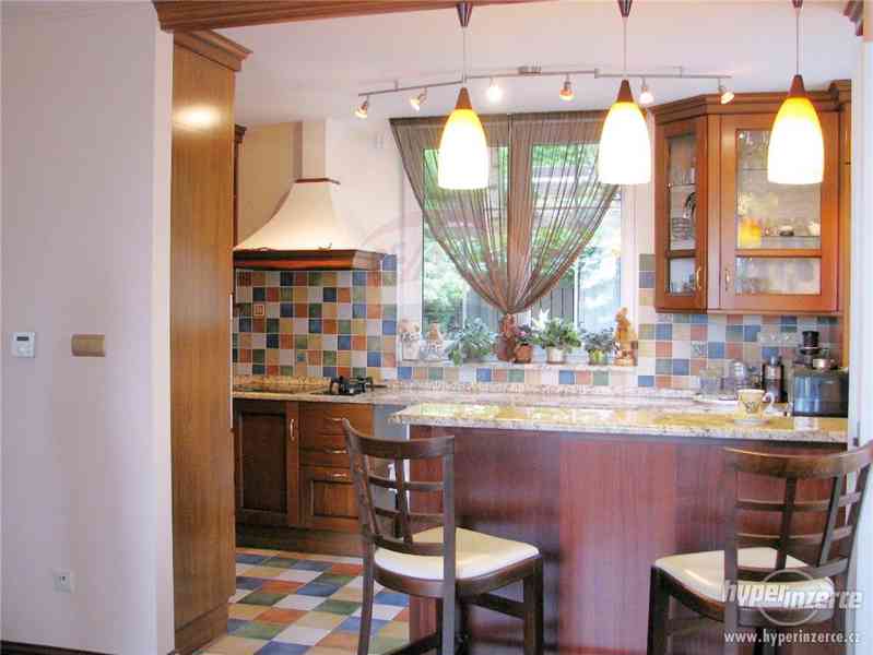 Krásný dům na kopci s výhledem na Prahu, kousek od Hřebenek - foto 4