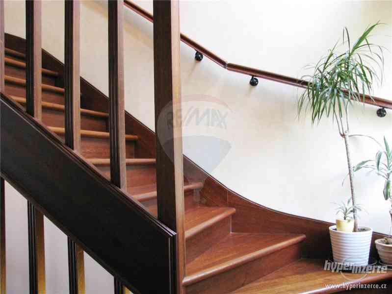 Krásný dům na kopci s výhledem na Prahu, kousek od Hřebenek - foto 5