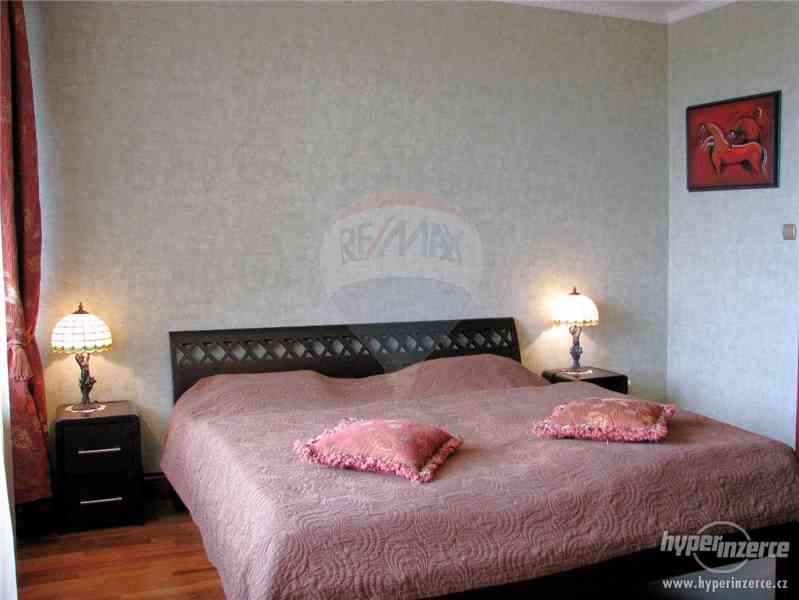 Krásný dům na kopci s výhledem na Prahu, kousek od Hřebenek - foto 7