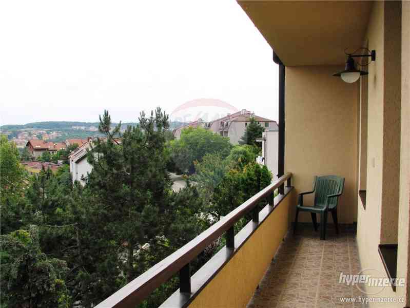 Krásný dům na kopci s výhledem na Prahu, kousek od Hřebenek - foto 8