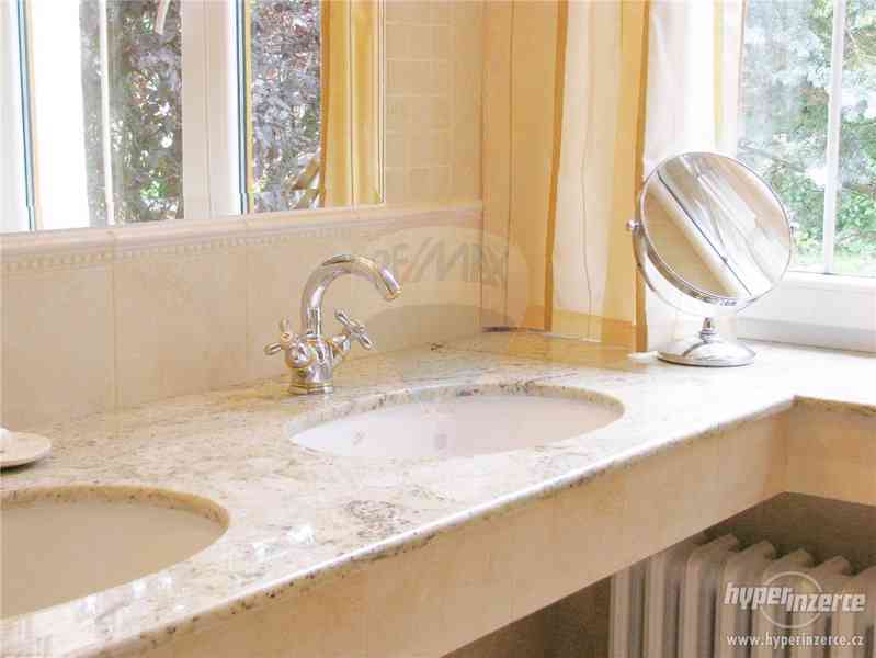 Krásný dům na kopci s výhledem na Prahu, kousek od Hřebenek - foto 9