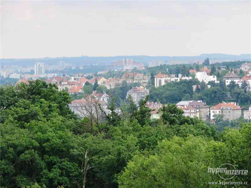 Krásný dům na kopci s výhledem na Prahu, kousek od Hřebenek - foto 13