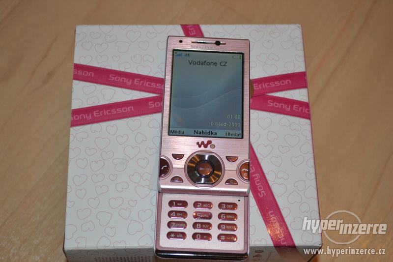 Nádherný Sony Ericsson W995 Pink Edition - foto 1