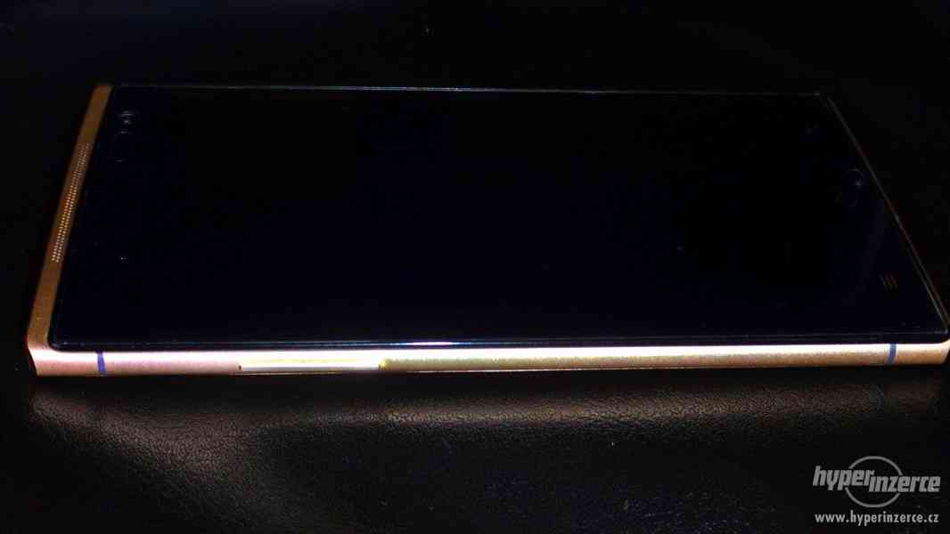 Stylový zlatý smartphone Takee 1 se 3D zobrazením - foto 2