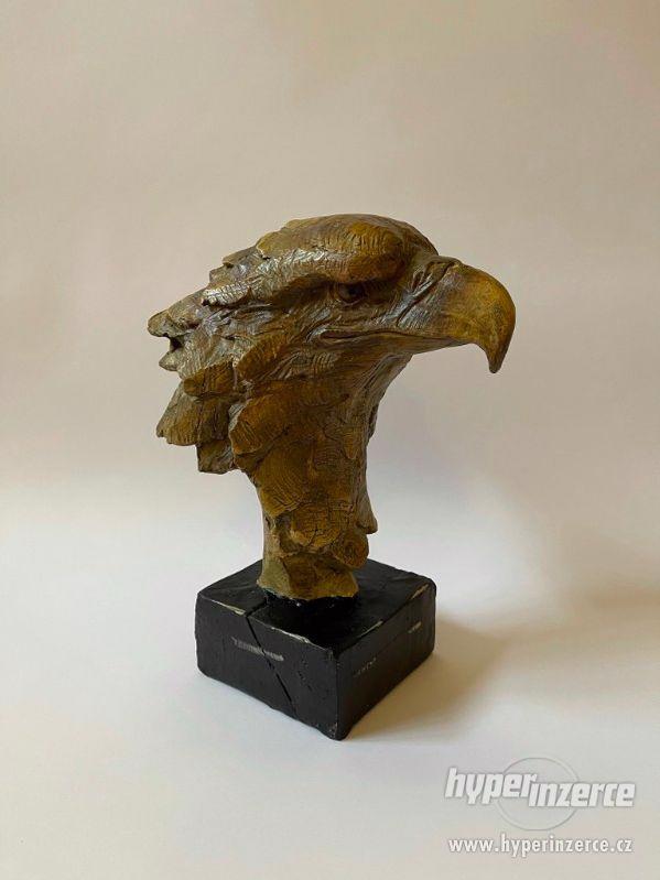 Orel hlava - socha - foto 1