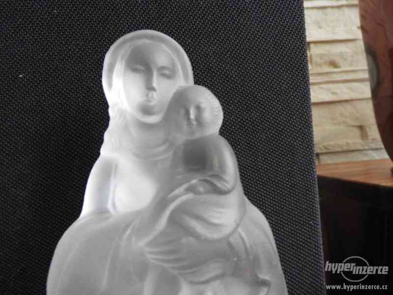 Soška panenky Marie s dítětem z matového skla - foto 5