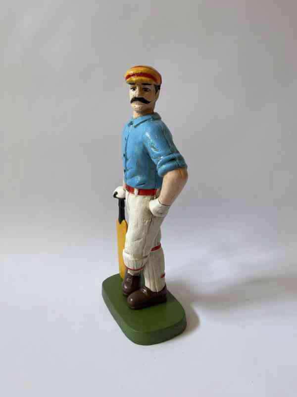 Kriket hráč pálkař batsmam - litinová socha - foto 2