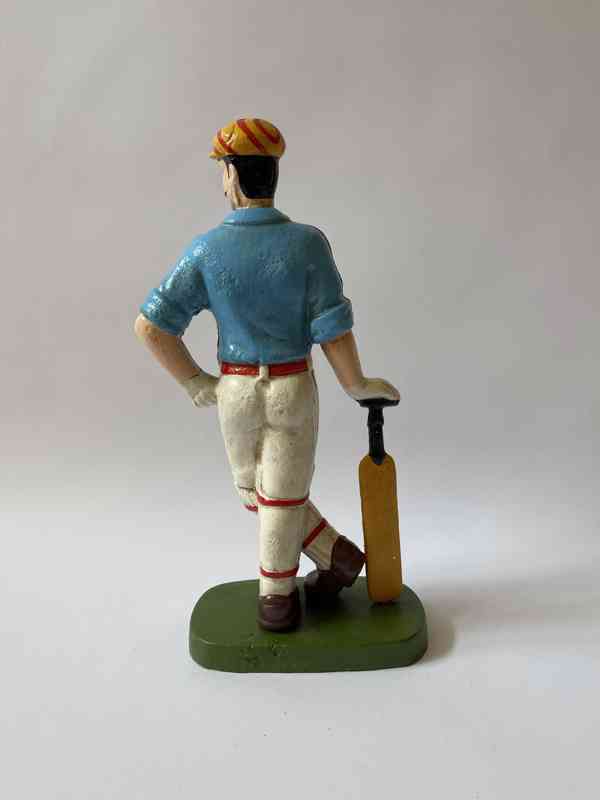 Kriket hráč pálkař batsmam - litinová socha - foto 3