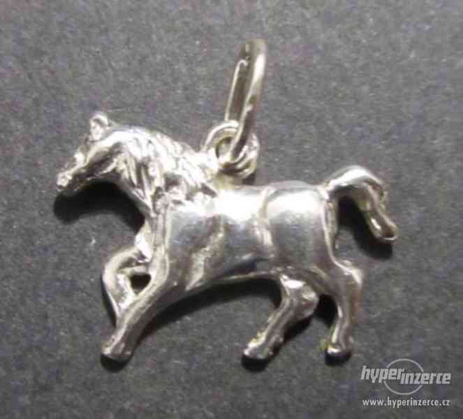 Kůň v poklusu - stříbrný přívěsek - foto 1