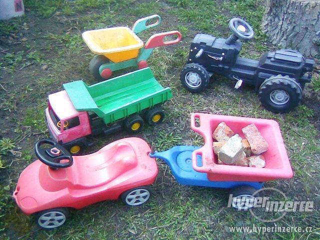 Traktor šlapací, auto-odrážedlo s přívěsem, náklaďák,kolečko - foto 1