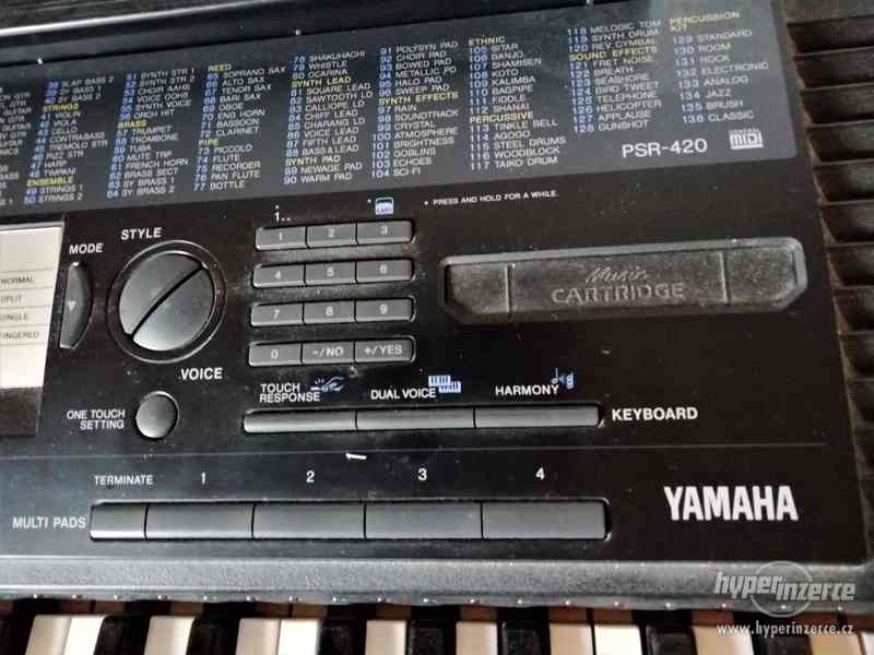 Keyboard YAMAHA PSR 420 s úhozovou dynamikou - foto 2