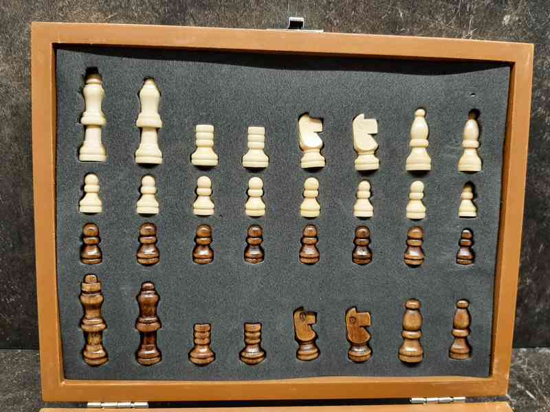 Placatka v kožence a šachy v dřevěné kazetě - foto 4