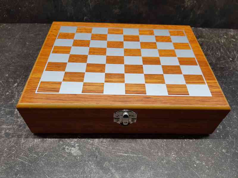 Placatka v kožence a šachy v dřevěné kazetě - foto 5