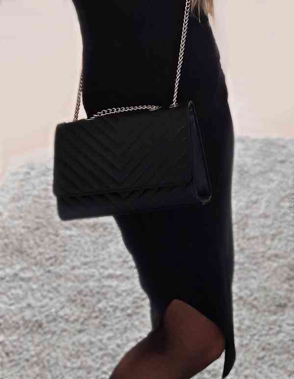 černá dámská kabelka s řetízkovým popruhem - foto 2