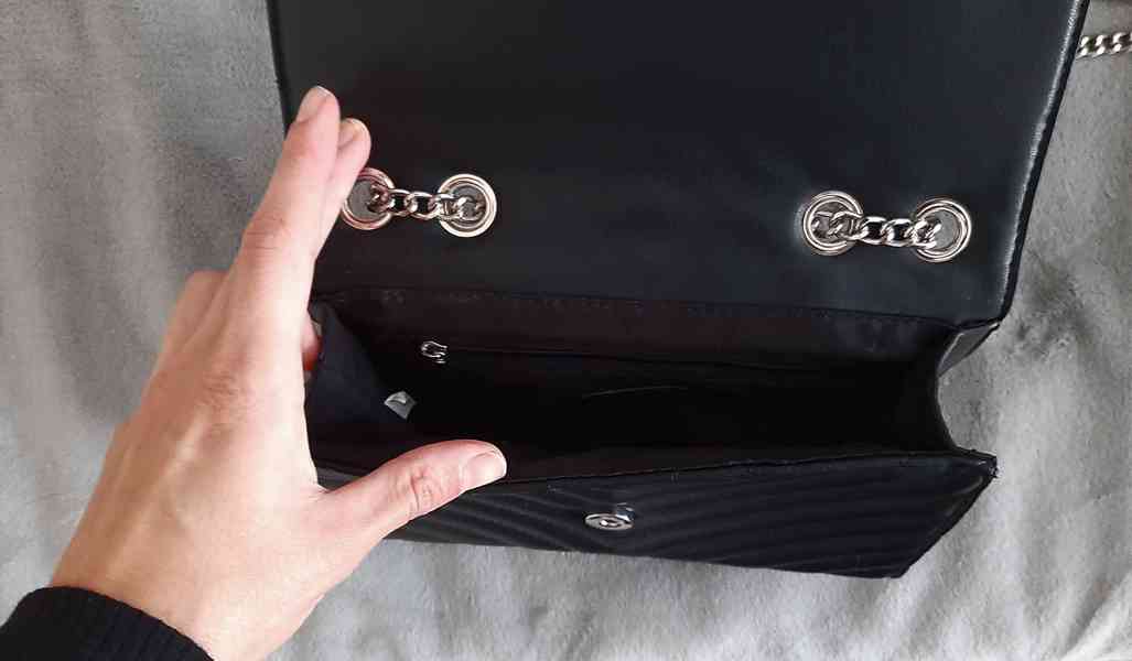 černá dámská kabelka s řetízkovým popruhem - foto 7