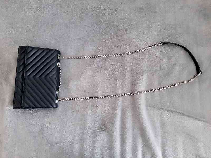 černá dámská kabelka s řetízkovým popruhem - foto 3