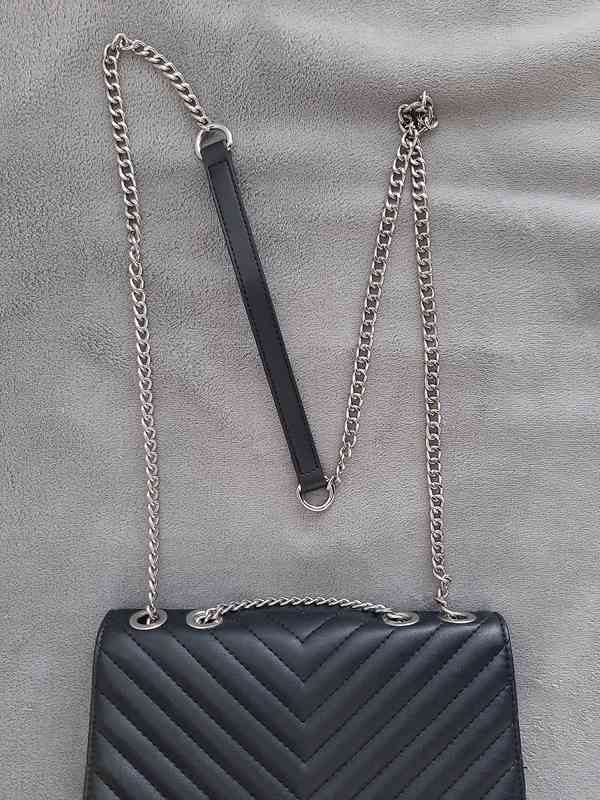 černá dámská kabelka s řetízkovým popruhem - foto 5