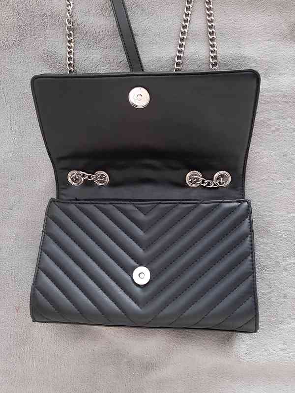 černá dámská kabelka s řetízkovým popruhem - foto 4