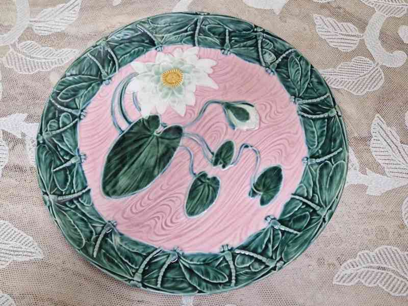 Krásný ručně malovaný plastický Talíř Blansko Majolika 