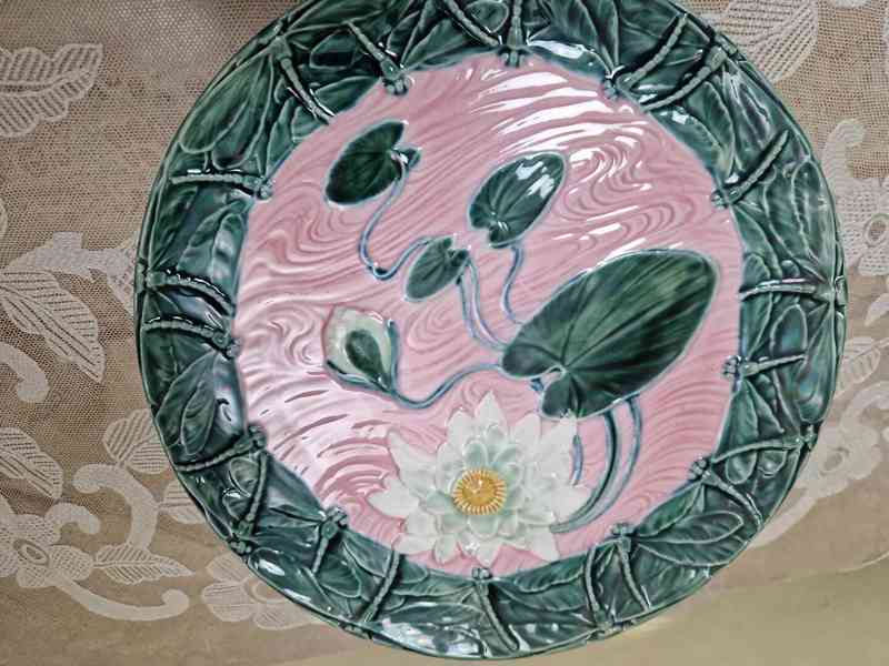 Krásný ručně malovaný plastický Talíř Blansko Majolika  - foto 4