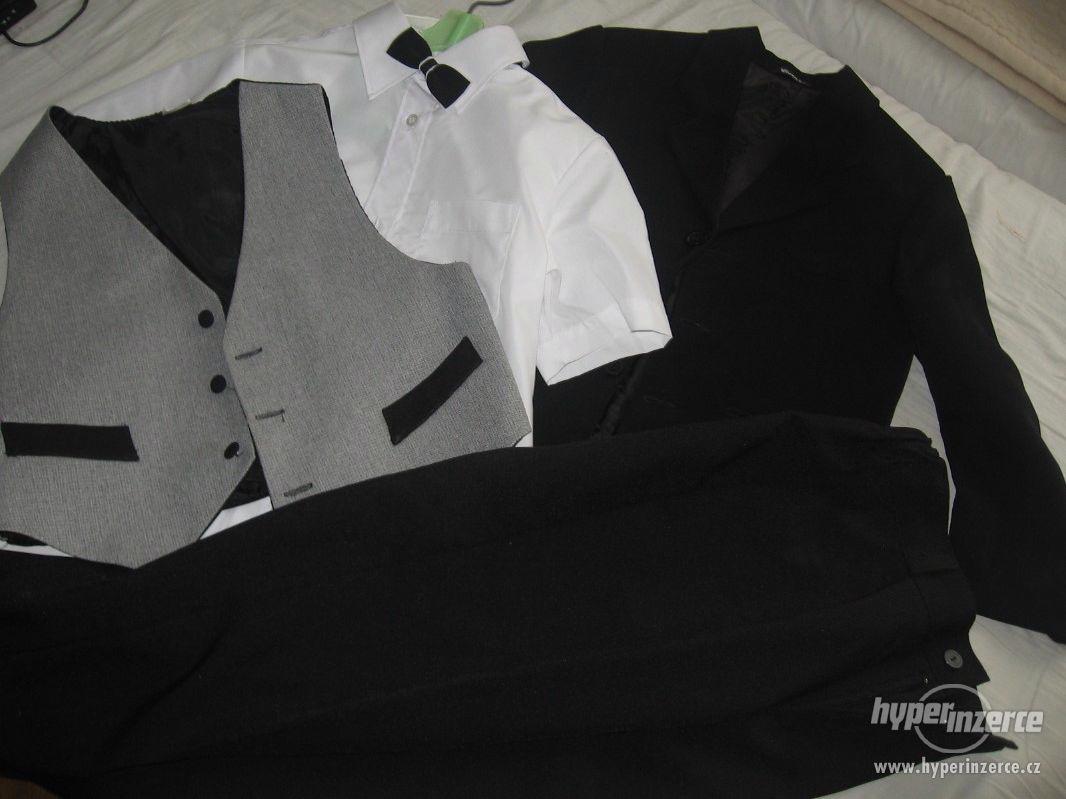 Černý oblek s košilí a vestou - foto 1