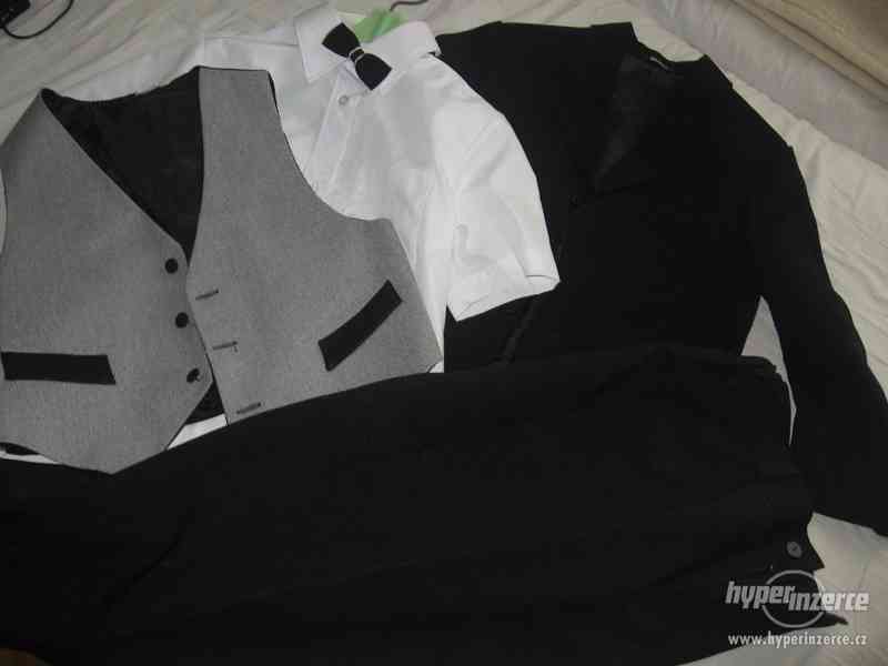 Černý oblek s košilí a vestou - foto 1