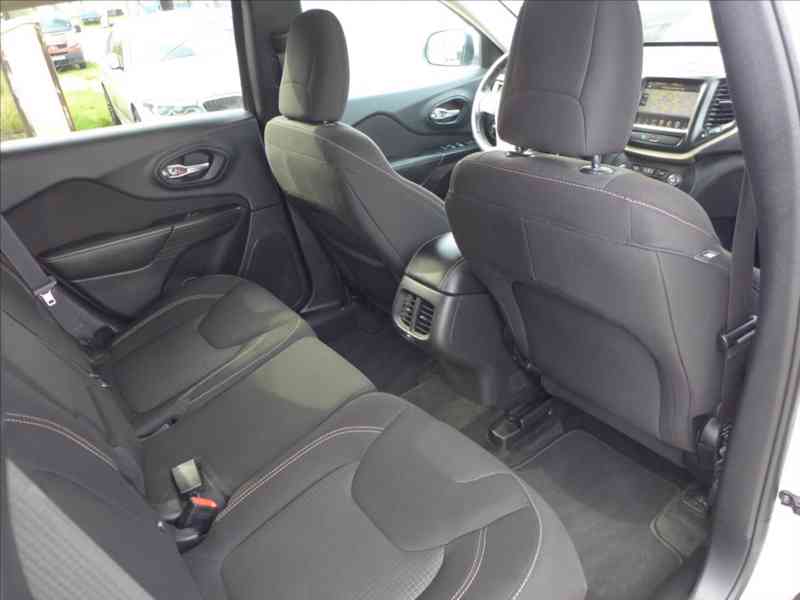 Jeep Cherokee 2,2 M-JET 136KW 4X4 NAVI 1.M - foto 9
