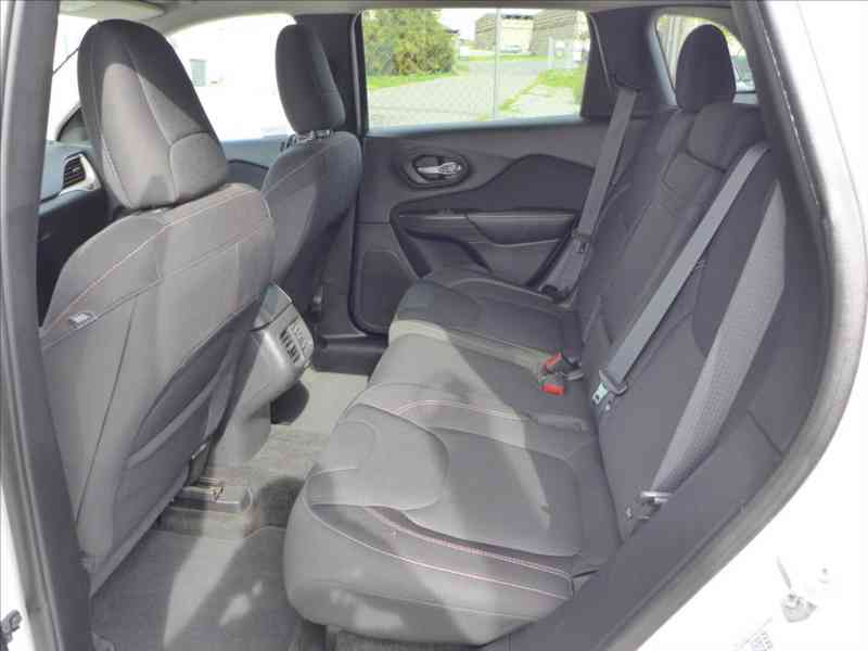 Jeep Cherokee 2,2 M-JET 136KW 4X4 NAVI 1.M - foto 6