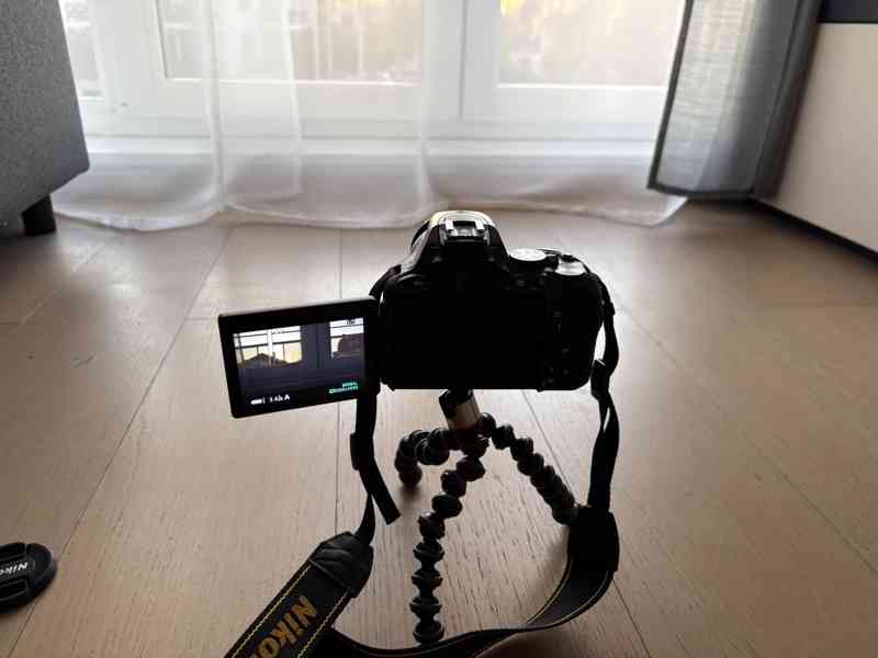 Téměř nepoužitý Nikon D5600 - komplet