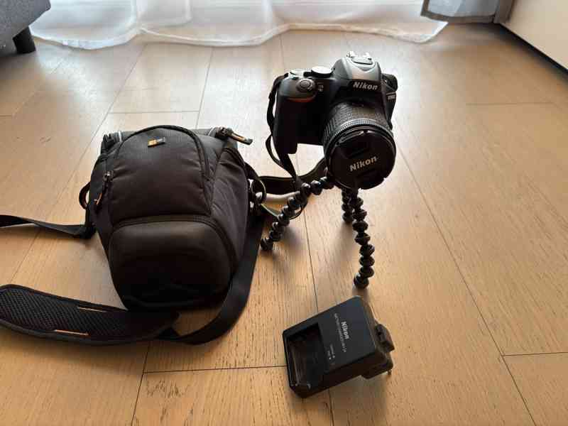 Téměř nepoužitý Nikon D5600 - komplet - foto 2